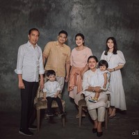 Selvi Ananda tampil mengenakan dress putih panjang saat ulang tahun Sedah Mirah yang pertama. Usia kehamilannya sudah tujuh bulan ketika foto ini dibuat. Selvi rencananya akan melahirkan di RS PKU Muhammadiyah Solo, tempat yang sama ketika dia melahirkan Jan Ethes, tiga tahun lalu. Foto: Dok. All Seasons Photo