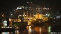 Kapal-kapal bersandar untuk menurunkan dan menaikkan peti kemas.