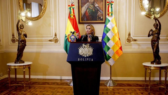 Kondisi Jeanine Anez disebut sang pengacara cukup memprihatinkan. Dokter datang dan menemukannya dalam keadaan terluka. Di pergelangan tangan kirinya ada tiga luka, mereka telah menjahit luka tersebut, imbuh Cuellar. (Foto: AP Photo)