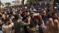 Ratusan orang mengiringi pemakamannya. AP Photo/Khalil Hamra.