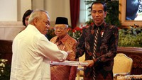Presiden Joko Widodo (Jokowi) menyerahkan DIPA secara simbolik kepada 12 kementerian/lembaga. Salah satunya adalah Kementerian PUPR yang diberikan langsung kepada Menteri PUPR Basuki Hadimuljono.