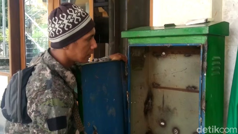 Hanya Butuh 4 Menit Maling Ini Bobol Kotak Amal Isi Rp 15 Juta Hanya Butuh 4 Menit Maling Ini Bobol Kotak Amal Isi Rp 15 Juta