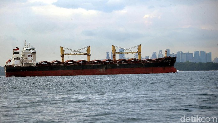Kabupaten Karimun yang berada di Kepulauan Riau berada di tapal batas Indonesia. Kawasan itu hanya terpisah laut dari negara tetangga Singapura.