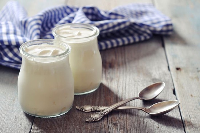 makanan diabetes Greek yogurt in a glass jars with spoons on wooden background