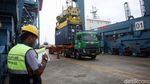 Aktivitas Bongkar Muat di Tanjung Priok Bergeliat Siang dan Malam