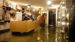 Aneka Potret Turis Kena Banjir di Venesia