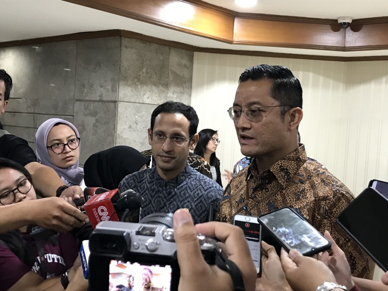 Mendikbud Nadiem Temui Mensos Bahas Sinkronisasi Data Penerima KIP Mendikbud Nadiem Temui Mensos Bahas Sinkronisasi Data Penerima KIP
