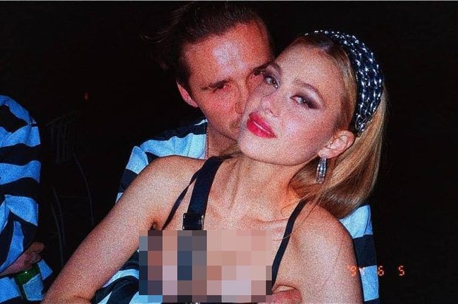 Dalam postingan di sebuah Instagram, Brooklyn dan Nicola berpose mesra. Pria 20 tahun itu memeluk aktris 24 tahun itu dari belakang. Brooklyn pun tampak mencium pipi Nicola. Seperti dikutip The Sun, seorang sumber mengungkapkan bahwa hubungan Brooklyn tampak lebih serius.  Foto: dok. Instagram