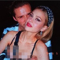 Dalam postingan di sebuah Instagram, Brooklyn dan Nicola berpose mesra. Pria 20 tahun itu memeluk aktris 24 tahun itu dari belakang. Brooklyn pun tampak mencium pipi Nicola. Seperti dikutip The Sun, seorang sumber mengungkapkan bahwa hubungan Brooklyn tampak lebih serius.  Foto: dok. Instagram