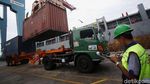 Aktivitas Bongkar Muat di Tanjung Priok Bergeliat Siang dan Malam