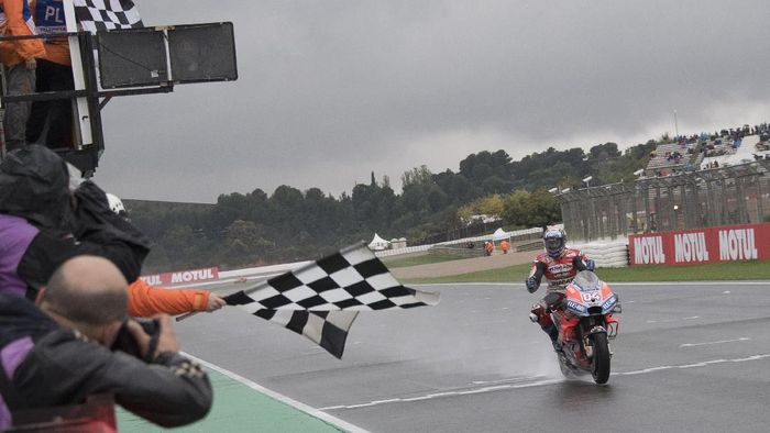 Andrea Dovizioso hadapi tantangan menang lagi di MotoGP Valencia, yang selama ini menyulitkan dia. (Foto: Mirco Lazzari gp / Getty Images) Andrea Dovizioso hadapi tantangan menang lagi di MotoGP Valencia, yang selama ini menyulitkan dia. (Foto: Mirco Lazzari gp / Getty Images)