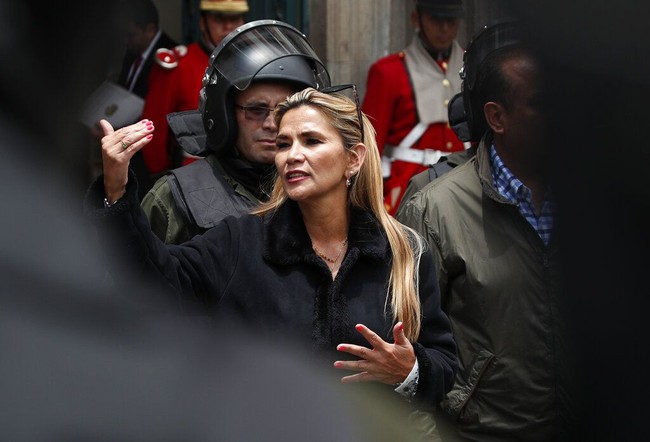 Ini adalah teriakan minta tolong dari mantan presiden. Dia merasa sangat dilecehkan, kata pengacara Anez, Norka Cuellar di hadapan wartawan, seperti dilansir Reuters dan AFP, Minggu (22/8/2021). (Foto: AP Photo)