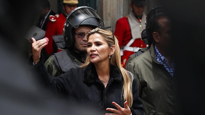 Sosok Jeanine Áñez jadi sorotan dunia. Wakil Ketua Senat dari kubu oposisi itu mendeklarasikan diri sebagai presiden sementara Bolivia. Berikut sosoknya.