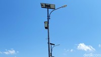 Pembangkit itu berupa tiang-tiang yang dilengkapi dengan panel surya yang terhubung lampu.