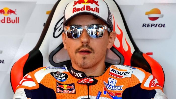 Jorge Lorenzo akan menggelar konferensi pers luar biasa di Valencia. Akan umumkan pensiun? (Foto: Jose Jordan / AFP) Jorge Lorenzo akan menggelar konferensi pers luar biasa di Valencia. Akan umumkan pensiun? (Foto: Jose Jordan / AFP)