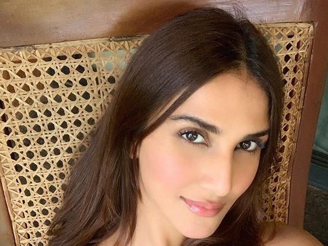 Vaani Kapoor yang baru-baru ini membintangi film berjudul War dikritik di media sosial karena mengenakan atasan bertuliskan dewa Hindu ‘Lord Ram’. Netizen menuntutnya karena telah melukai sentimen agama mereka. Foto: Instagram