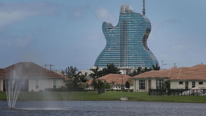 Hard Rock Hotel & Casino HOLLYWOOD, FLORIDA - MAY 24: The guitar-shaped 400-foot-tall Hard Rock Hotel is seen as it is under construction on May 24, 2019 in Hollywood, Florida. The 638-room hotel is part of the Seminole Hard Rock Hotel & Casino Hollywood complex and is scheduled to open on October 24.(Photo by Joe Raedle/Getty Images)