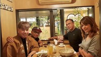 Berkumpul dengan teman lamanya, Roy Kiyoshi habiskan waktu dengan makan bersama di restoran Jepang. Foto: Instagram @Roykiyoshi