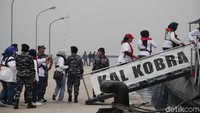 Satu per satu warga menaiki Kapal Angkatan Laut (KAL) Kobra.