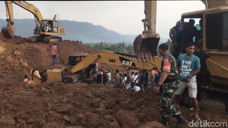 2 Pekerja Tertimbun Longsor di Pertambangan Tanah Gunung Sariak Padang 2 Pekerja Tertimbun Longsor di Pertambangan Tanah Gunung Sariak Padang