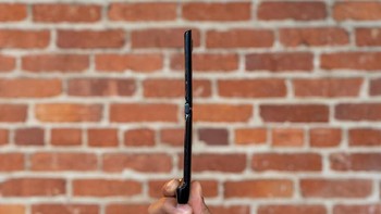 Dilihat dari samping ponsel ini terlihat begitu tipis. Foto: Digital Trends