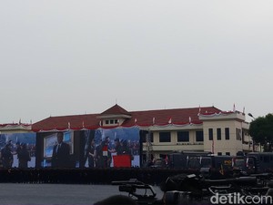 Brimob Beri Gelar Warga Kehormatan ke Rusdi Kirana-Menteri LHK