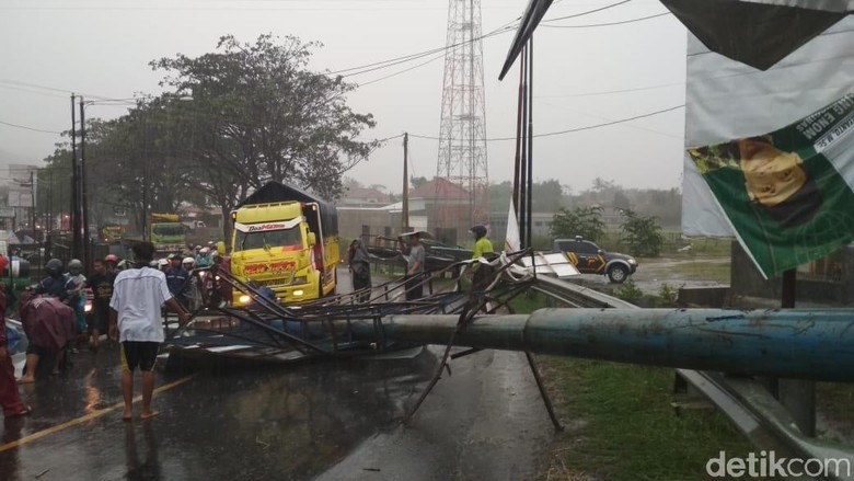 Hujan Angin, Papan Reklame dan Pohon Bertumbangan di Banyumas Hujan Angin, Papan Reklame dan Pohon Bertumbangan di Banyumas