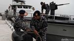 Asyiknya Warga Berlayar dengan Kapal TNI AL