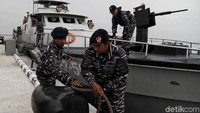 Sejumlah prajurit TNI AL tengah bersiap melepaskan tali penahan kapal agar KAL Kobra dapat berlayar.