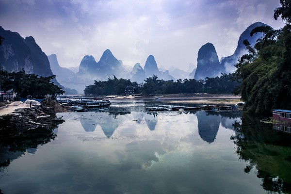 Mari mulai membahas keindahan yang dimiliki oleh Li Jiang. Bayangkan sebuah pemandangan sungai yang di kelilingi oleh bukit karst, sedikit tertutup kabut, pepohonan di sisinya dan siluet pagoda dari kejauhan. (iStock) Mari mulai membahas keindahan yang dimiliki oleh Li Jiang. Bayangkan sebuah pemandangan sungai yang di kelilingi oleh bukit karst, sedikit tertutup kabut, pepohonan di sisinya dan siluet pagoda dari kejauhan. (iStock)