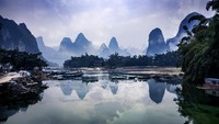 Mari mulai membahas keindahan yang dimiliki oleh Li Jiang. Bayangkan sebuah pemandangan sungai yang di kelilingi oleh bukit karst, sedikit tertutup kabut, pepohonan di sisinya dan siluet pagoda dari kejauhan. (iStock)
