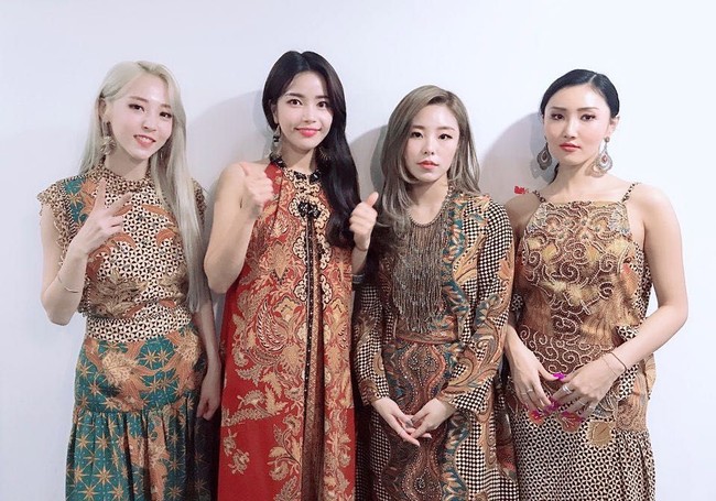 Dalam sebuah video ketika sedang berada di Jakarta dalam rangka fanmeeting, leader girlband Mamamoo bersuara merdu ini pun pernah menampilkan dirinya datang ke mal untuk makan nasi goreng. Foto: Instagram @mamamoo_official