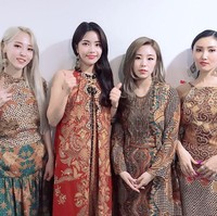 Dalam sebuah video ketika sedang berada di Jakarta dalam rangka fanmeeting, leader girlband Mamamoo bersuara merdu ini pun pernah menampilkan dirinya datang ke mal untuk makan nasi goreng. Foto: Instagram @mamamoo_official