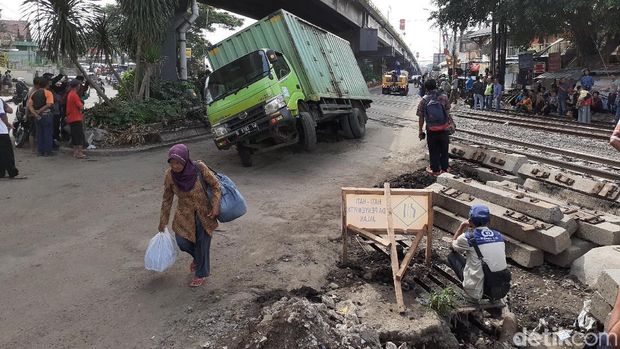 Truk Terperosok ke Galian Drainase di Cimahi Bikin Macet dan Hambat Kereta
