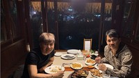 Makan adalah cara Roy Kiyoshi dalam menikmati hidup. Seperti pada momennya kali ini, dengan berbagai makanan ia habiskan bersama temannya. Foto: Instagram @Roykiyoshi