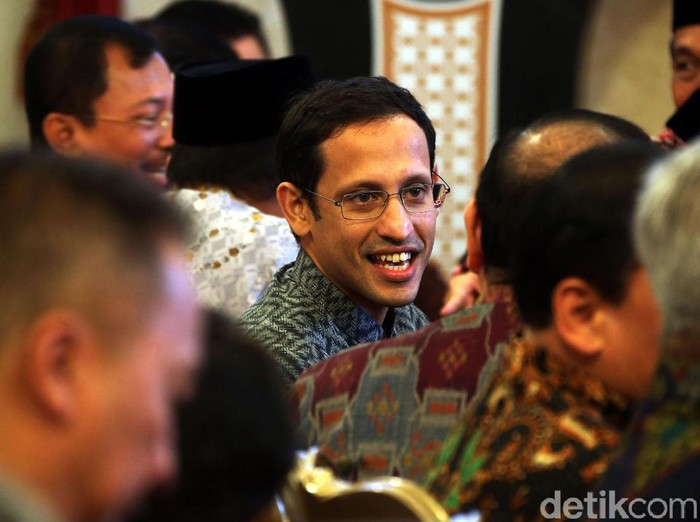 Menteri Pendidikan dan Kebudayaan Nadiem Makarim hadiri acara penyerahan DIPA 2020 dari Jokowi. Penyerahan itu digelar di Istana Negara.