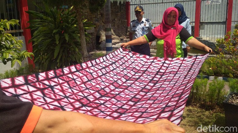 Mengintip Indahnya Warna-warni Batik Shibori Bikinan Napi Rutan Trenggalek Mengintip Indahnya Warna-warni Batik Shibori Bikinan Napi Rutan Trenggalek