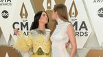 Wow, Gigi Hadid Hampir Cium Wanita Ini di Red Carpet