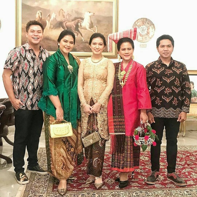 Selvi terakhir terlihat tampil di acara kenegaraan saat Upacara HUT RI  ke-74 pada 17 Agustus 2019 di Istana Negara. Pemenang Putri Solo 2009 itu tampak mengenakan kebaya cokelat dan kain batik berwarna senada. Baby bump-nya tampak menonjol dalam balutan kebaya brokatnya. Foto: Dok. Instagram