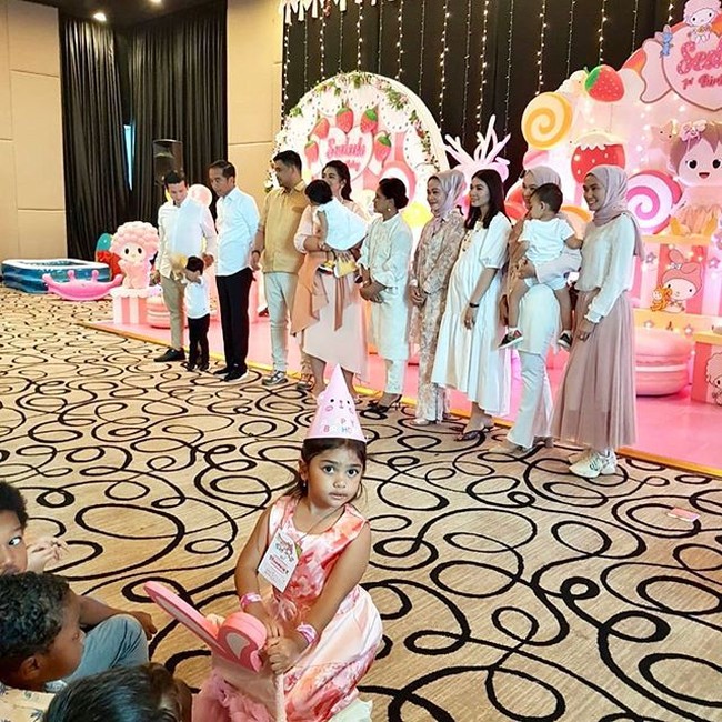 Kehamilan kedua Selvi Ananda terungkap pada Agustus 2019. Sebelumnya penampilannya dengan perut membesar sudah menarik atensi saat dia ikut hadir di ulang tahun keponakannya yaitu putri Kahiyang Ayu, Sedah Mirah. Saat itu Selvi yang tampil dengan dress putih tampak sudah memiliki baby bump. Foto: Dok. Instagram