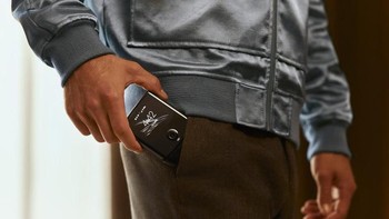 Motorola Razr mulai dijual 26 Desember mendatang. Siapkan dana USD 1.500 atau sekitar Rp 21 juta. Foto: Digital Trends