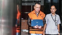 Jaksa Eka Safitra keluar gedung KPK usai menjalani pemeriksaan.