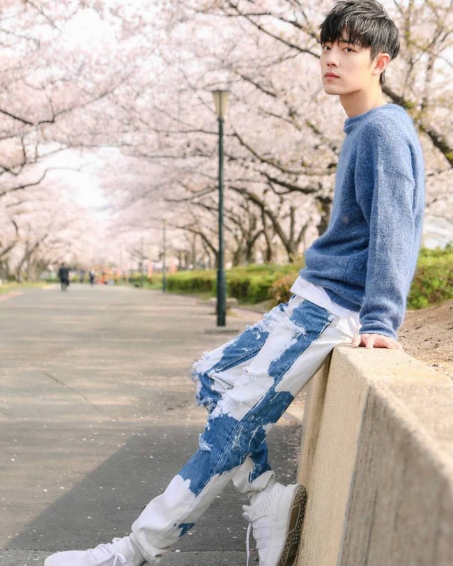 Pintar akting dan menyanyi, Xiao Zhan ternyata juga mahir menggambar. Bersama temannya, pria berzodiak Libra ini mendirikan studio desain yang menangani sejumlah proyek seperti membuat logo perusahaan dan desain Visual Identity. Foto: Instagram/@xiaozhan.daytoy