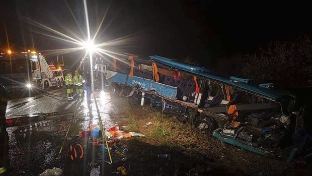 Situasi di lokasi tabrakan bus dan truk di Slovakia