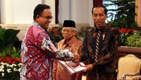 Presiden Joko Widodo (Jokowi) menyerahkan Daftar Isian Pelaksanaan Anggaran (DIPA) tahun 2020 kepada sejumlah menteri dan pejabat daerah.