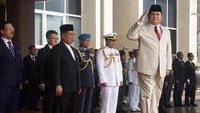 Menteri Pertahanan Prabowo Subianto didampingi Menteri Pertahanan Malaysia Mohamad bin Sabu (ketiga kiri) memberi hormat usai memeriksa Kawalan Kehormatan Utama (KWU) dari Batalion Pertama Rejimen Tentara Melayu Diraja.