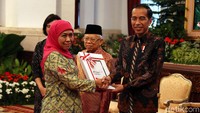 Selain itu, Gubernur Jawa Timur Khofifah Indar Parawansa juga turut menerima dokumen transfer ke daerah dan dana desa (TKDD) yang diserahkan oleh Presiden Joko Widodo.