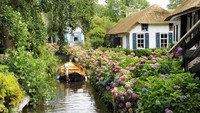 Yang membuat desa ini bagai negeri dongeng adalah keindahan taman-taman bunga di pinggir kanal. Mendayung perahu perlahan sambil menikmati bunga-bunga boleh, tapi jangan dipetik ya.. (iStock)