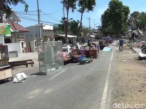 Pascaeksekusi, Warga Tutup Akses Jalan di Banyuwangi dengan Perabotan