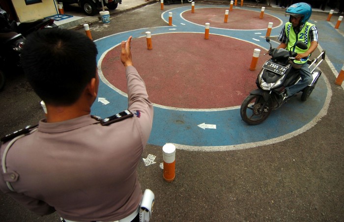 Penyandang disabilitas mengendarai sepeda motor yang telah dimodifikasi saat ujian pembuatan Surat Izin Mengemudi (SIM) D di Polres Tegal, Jawa Tengah, Kamis (14/11/2019). Pembuatan SIM D yang diikuti 15 difabel itu untuk mendorong kalangan penyandang disabilitas ikut menjaga ketertiban berlalu lintas di jalan raya. ANTARA FOTO/Oky Lukmansyah/pd.